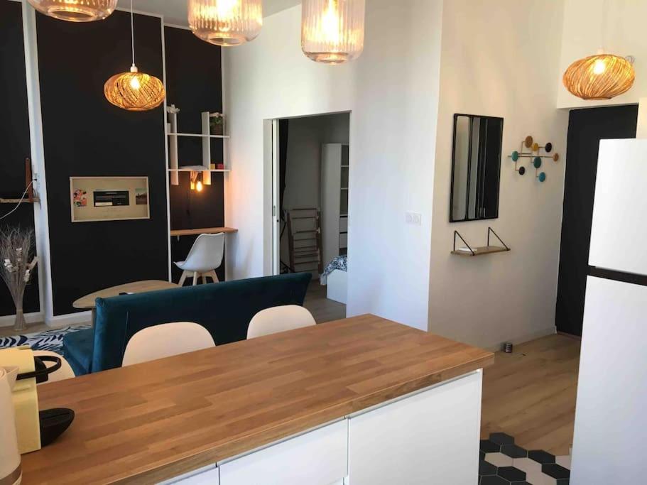 - un salon avec une table et un canapé bleu dans l'établissement HYPER CENTRE CLIM T2 NEUF - OLD PORT 1.5KM, à Marseille