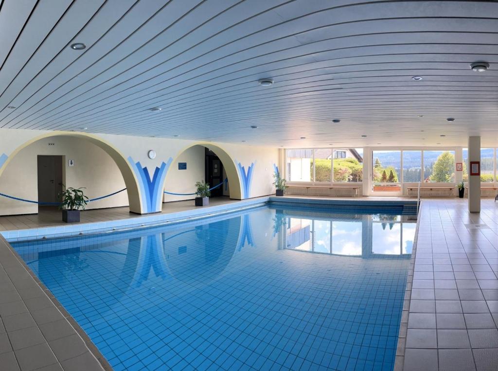 una gran piscina en un edificio con techo en Ferienwohnung 11 Haus Feldbergblick, en Lenzkirch
