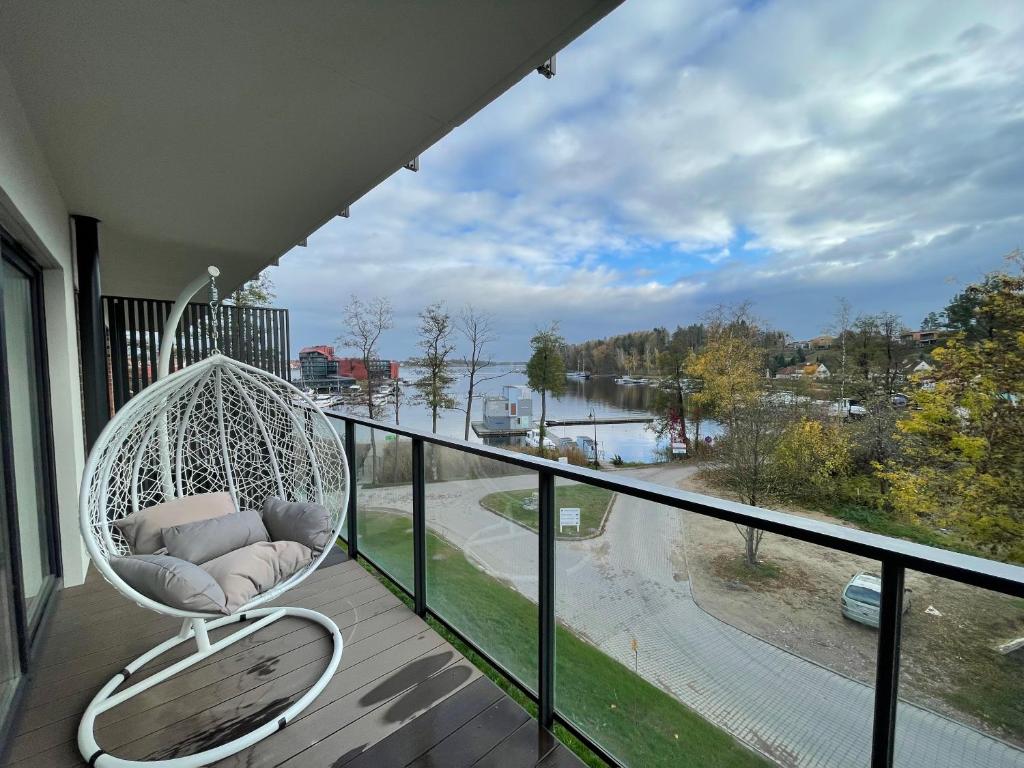 Balkón alebo terasa v ubytovaní Lake Club Apartments - LoftAffair