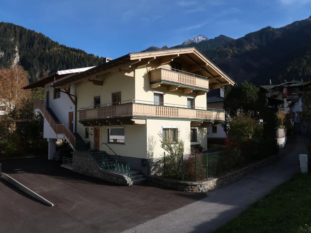 ein Haus mit einem Balkon an der Seite in der Unterkunft Apartment Eberharter - MHO154 by Interhome in Mayrhofen