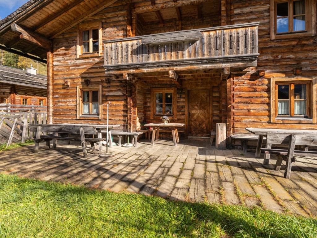 drewniana chata ze stołami piknikowymi i balkonem w obiekcie Chalet Gnadenalm by Interhome w mieście Obertauern