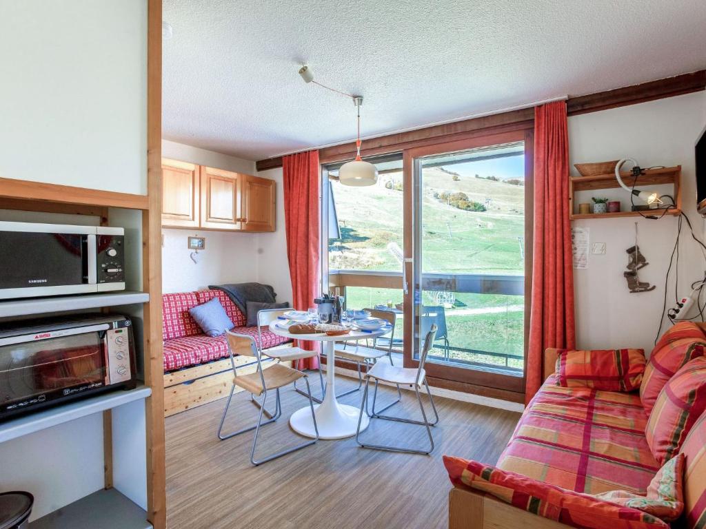 un salon avec un canapé et une table dans l'établissement Studio Vostok Zodiaque-42 by Interhome, au Corbier