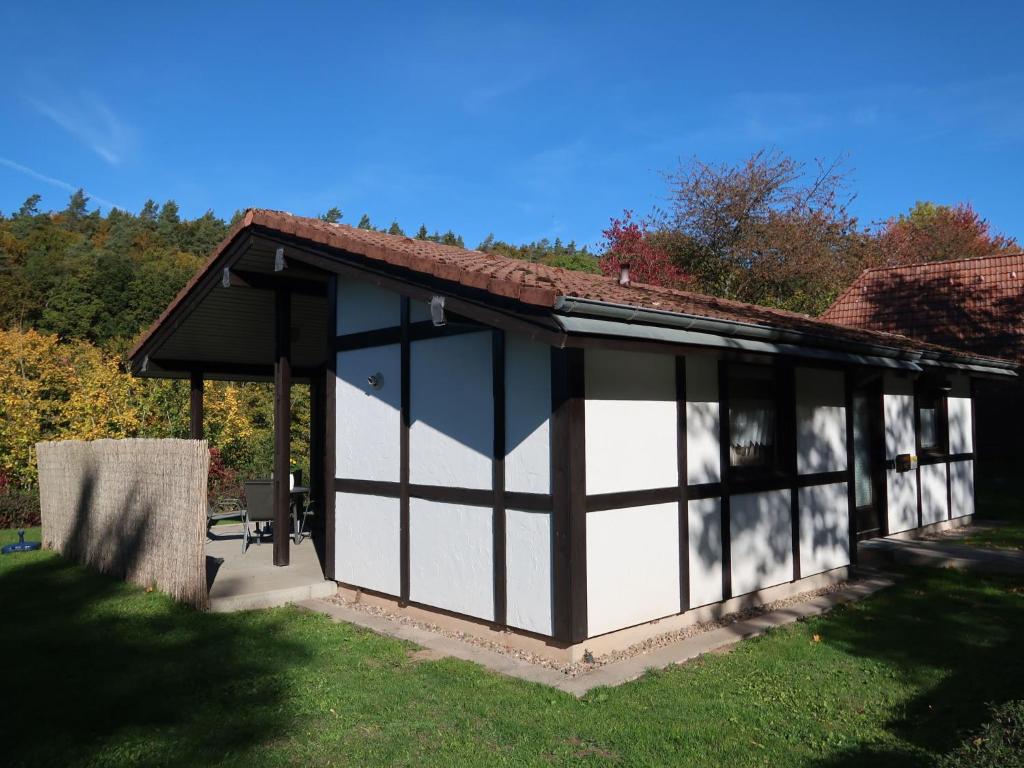 uma garagem branca e preta com telhado em Holiday Home Robinson by Interhome em Machtlos