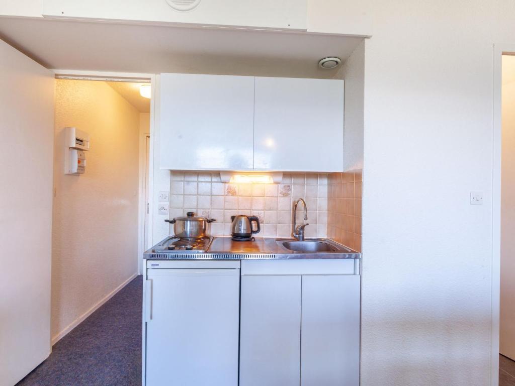 Kuchy&#x148;a alebo kuchynka v ubytovan&iacute; Apartment Pegase Phenix-10 by Interhome