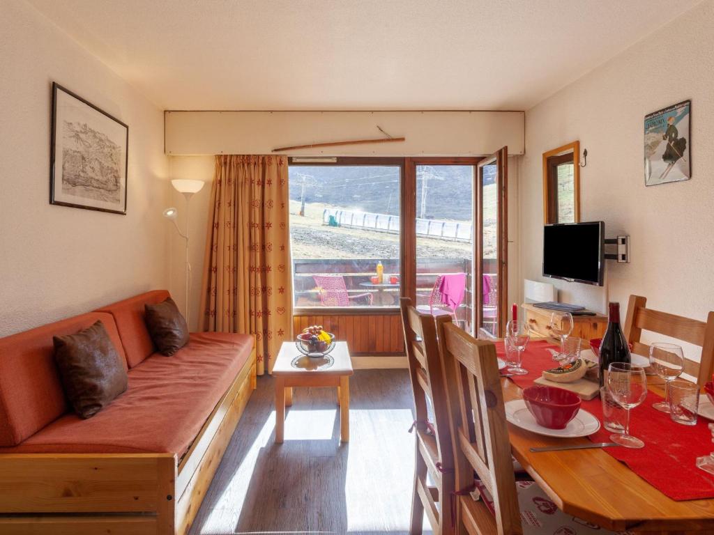 un soggiorno con divano e tavolo di Apartment Les Tommeuses - Val Claret-2 by Interhome a Tignes