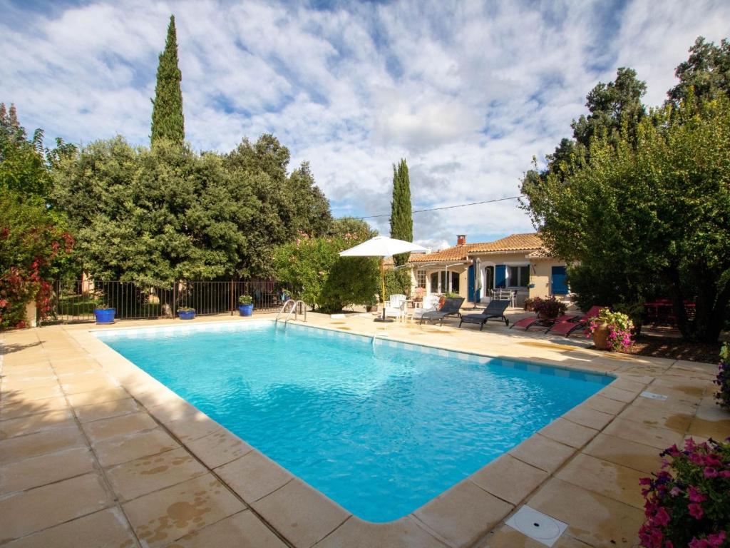 マザンにあるHoliday Home Les Amandiers by Interhomeの家のある庭のスイミングプール