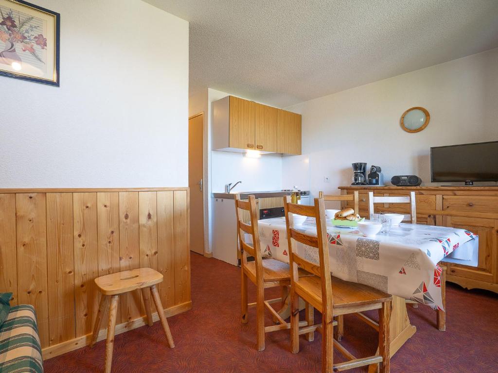Kuchyň nebo kuchyňský kout v ubytování Apartment Sarvan 404 by Interhome