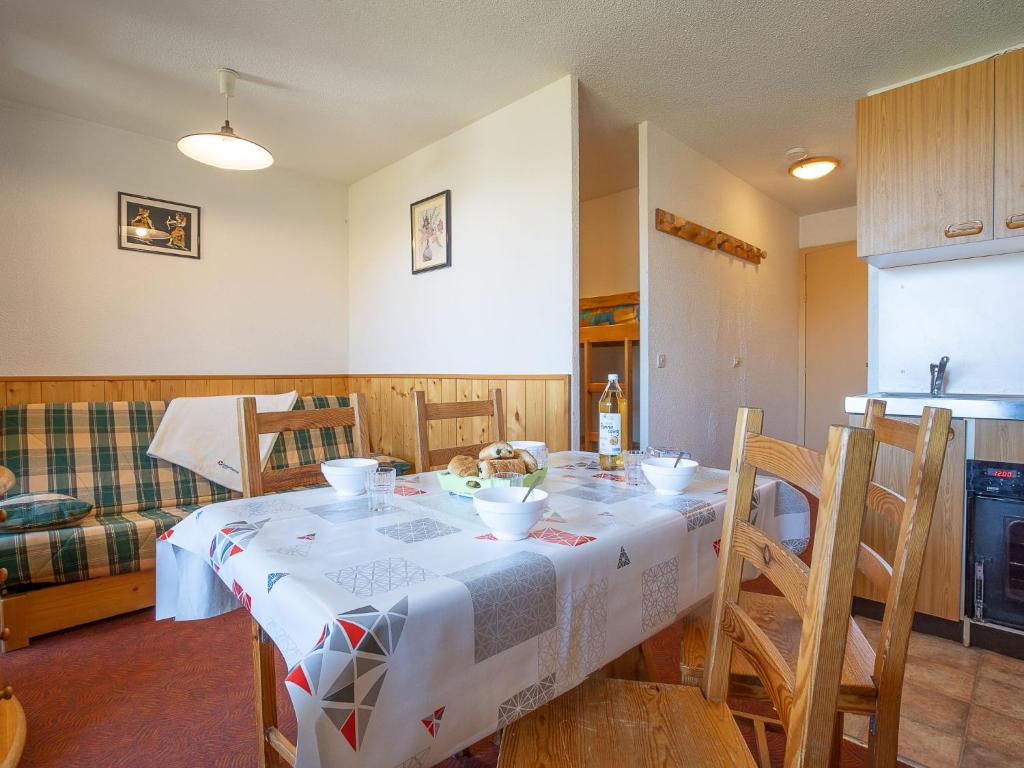 Kuchyň nebo kuchyňský kout v ubytování Apartment Sarvan 404 by Interhome