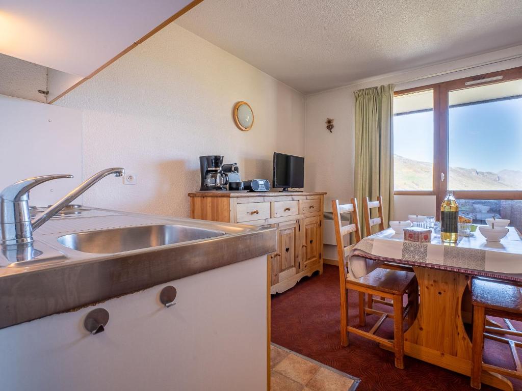 Kuchyň nebo kuchyňský kout v ubytování Apartment Sarvan 404 by Interhome