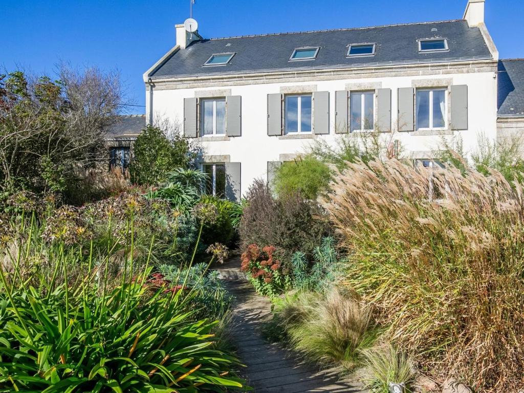 une grande maison blanche avec un jardin en face de celle-ci dans l'établissement Holiday Home Balade Océane by Interhome, à Trégunc