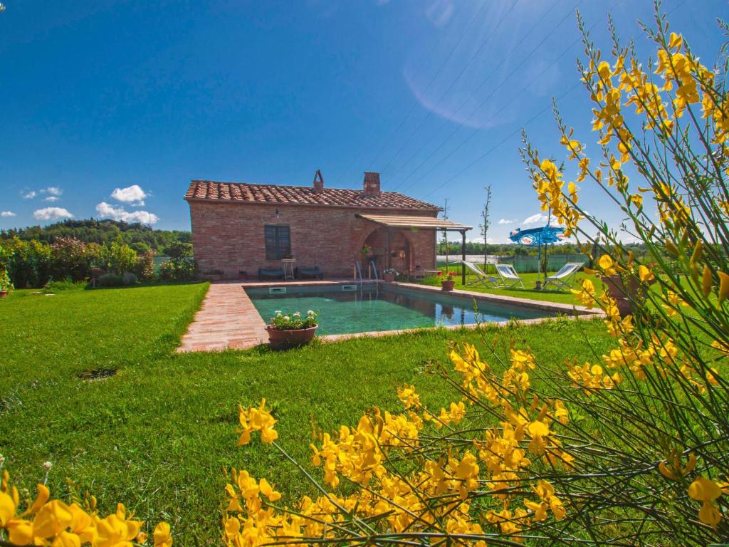 une maison avec une piscine dans une cour dans l'établissement Holiday Home La Capannina by Interhome, à La Croce