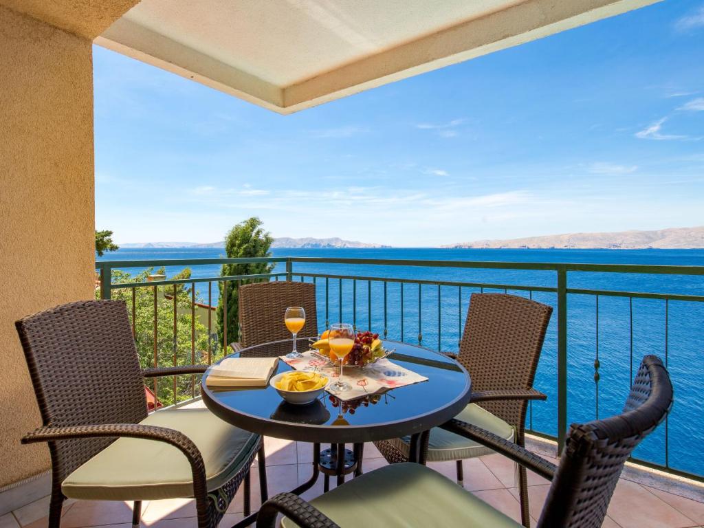 une table et des chaises sur un balcon avec vue sur l'eau dans l'établissement Apartment Marina-3 by Interhome, à Senj