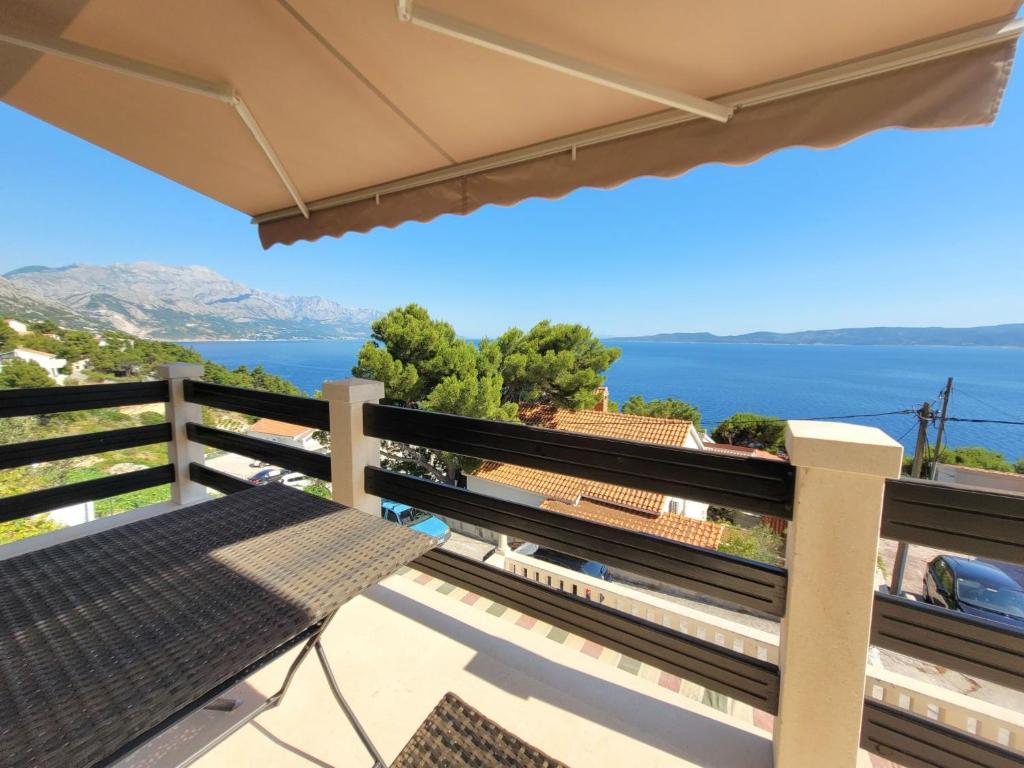 ein Balkon mit Tisch und Meerblick in der Unterkunft Apartment Nina by Interhome in Mimice