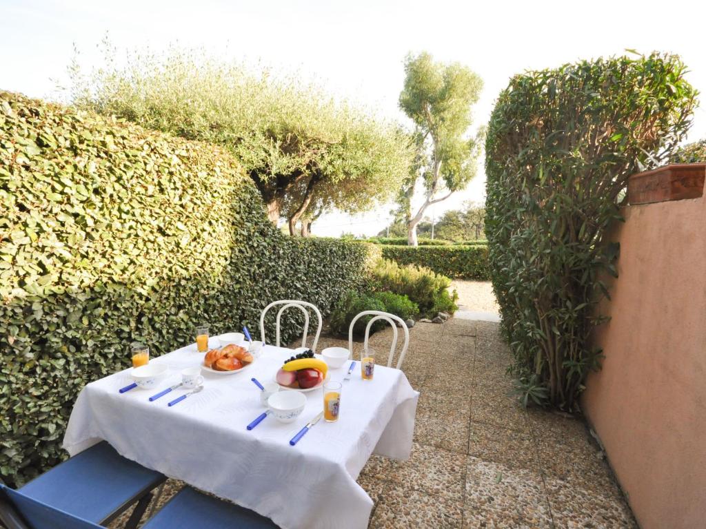 une table blanche avec de la nourriture au-dessus dans l'établissement Apartment Les Jardins de la Mer-2 by Interhome, à Cavalaire-sur-Mer