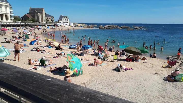 a crowd of people on a beach with the ocean at 11 Port Lin in Le Croisic