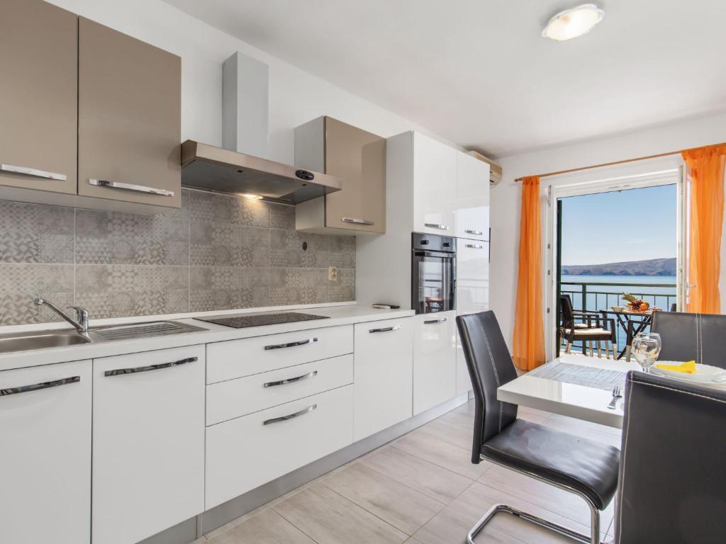 Kuchyň nebo kuchyňský kout v ubytování Apartment Marina-8 by Interhome