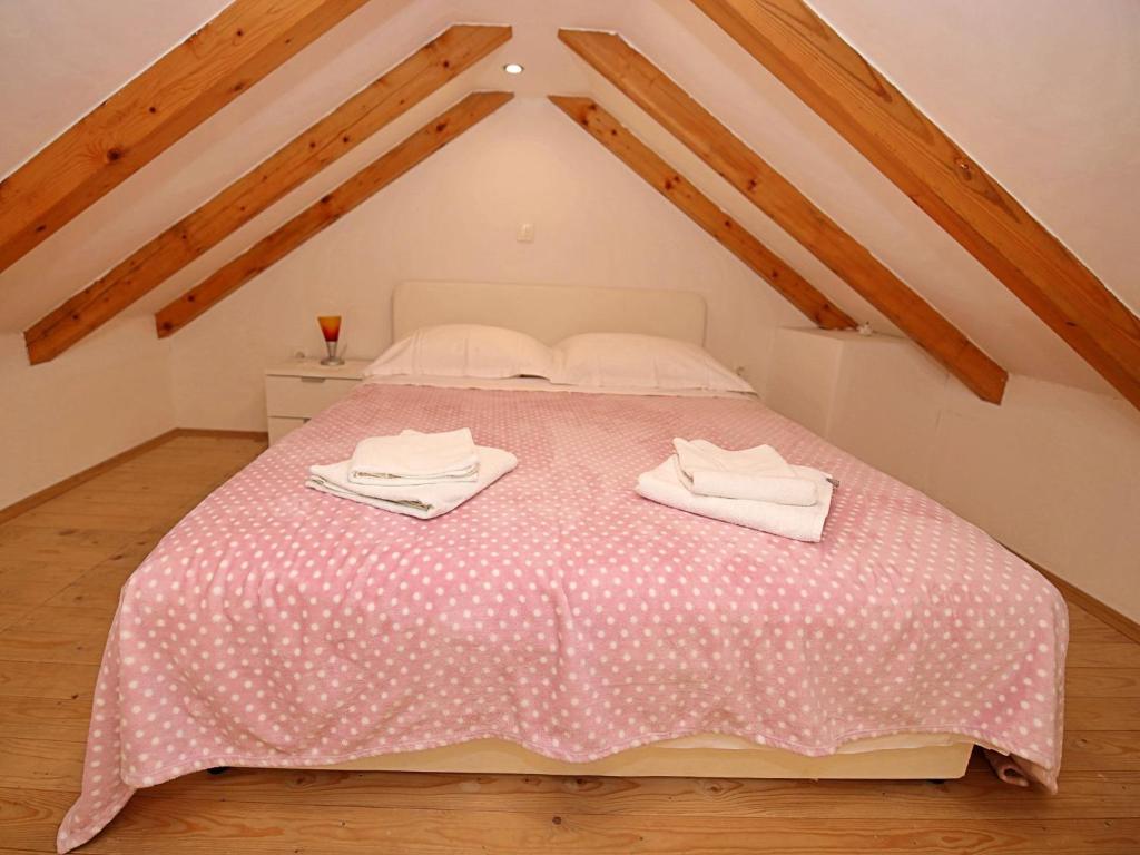 Cama ou camas em um quarto em Holiday Home Villa Tonka by Interhome