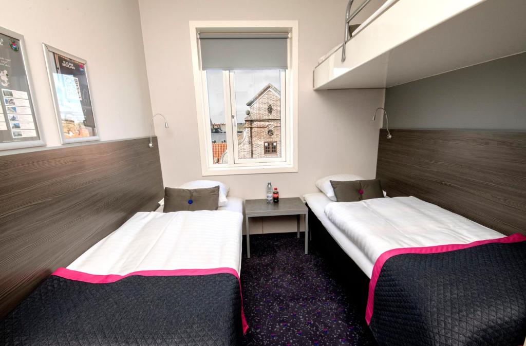 Postel nebo postele na pokoji v ubytování Cabinn Aalborg