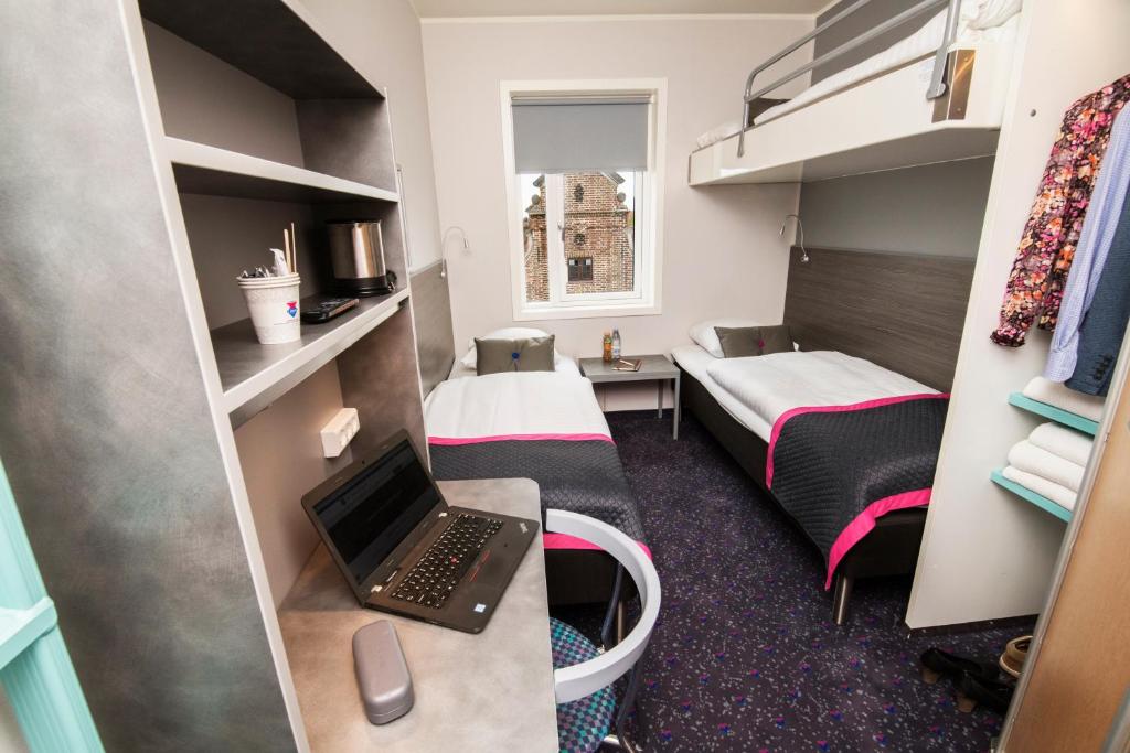 Postel nebo postele na pokoji v ubytování Cabinn Aalborg