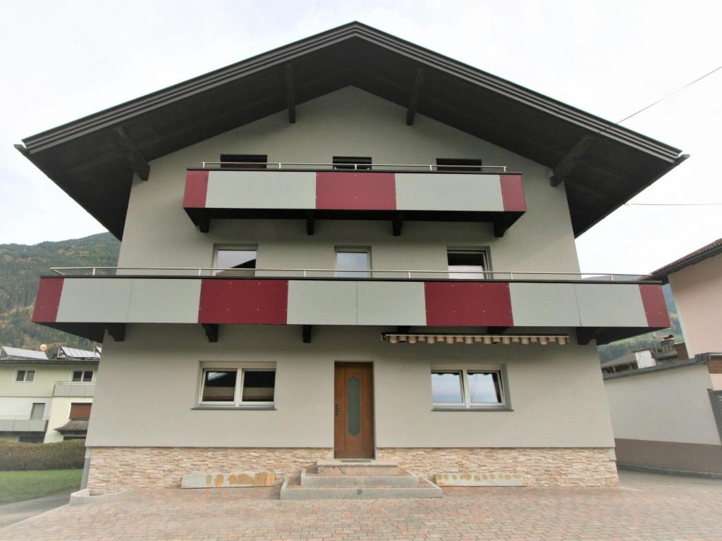 ein Gebäude mit einer rot-weißen Fassade in der Unterkunft Apartment Heidi-3 by Interhome in Ried im Zillertal