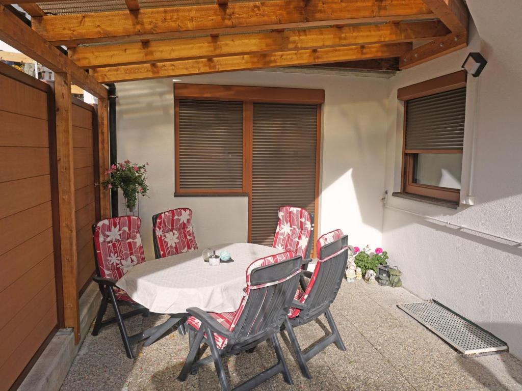 Patio alebo iná vonkajšia časť ubytovania Apartment Evi by Interhome