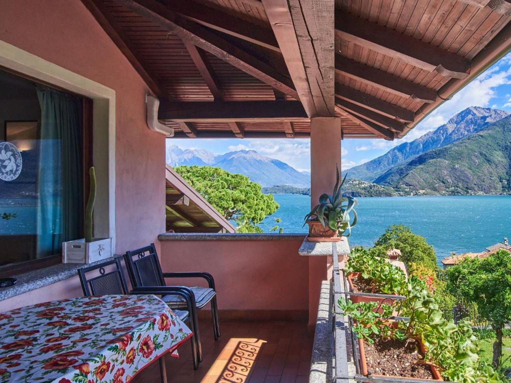 balcone con vista sul lago e sulle montagne. di Apartment Terrazzo fiorito by Interhome a Musso