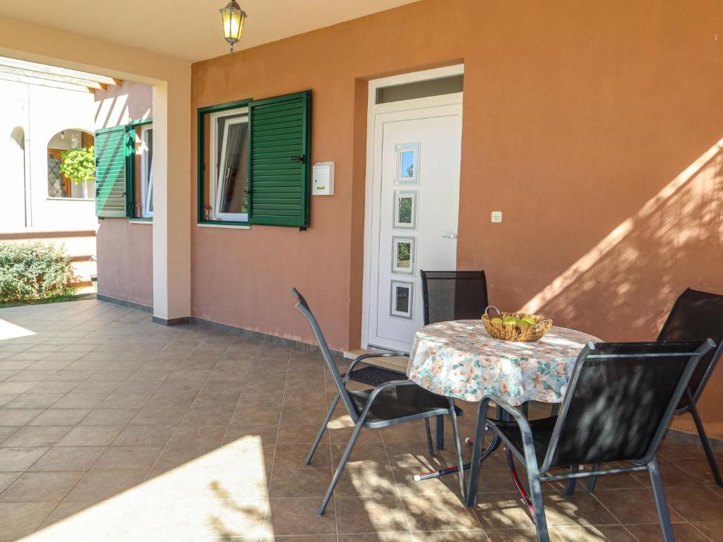 Patio alebo iná vonkajšia časť ubytovania Holiday Home Lorenzo by Interhome