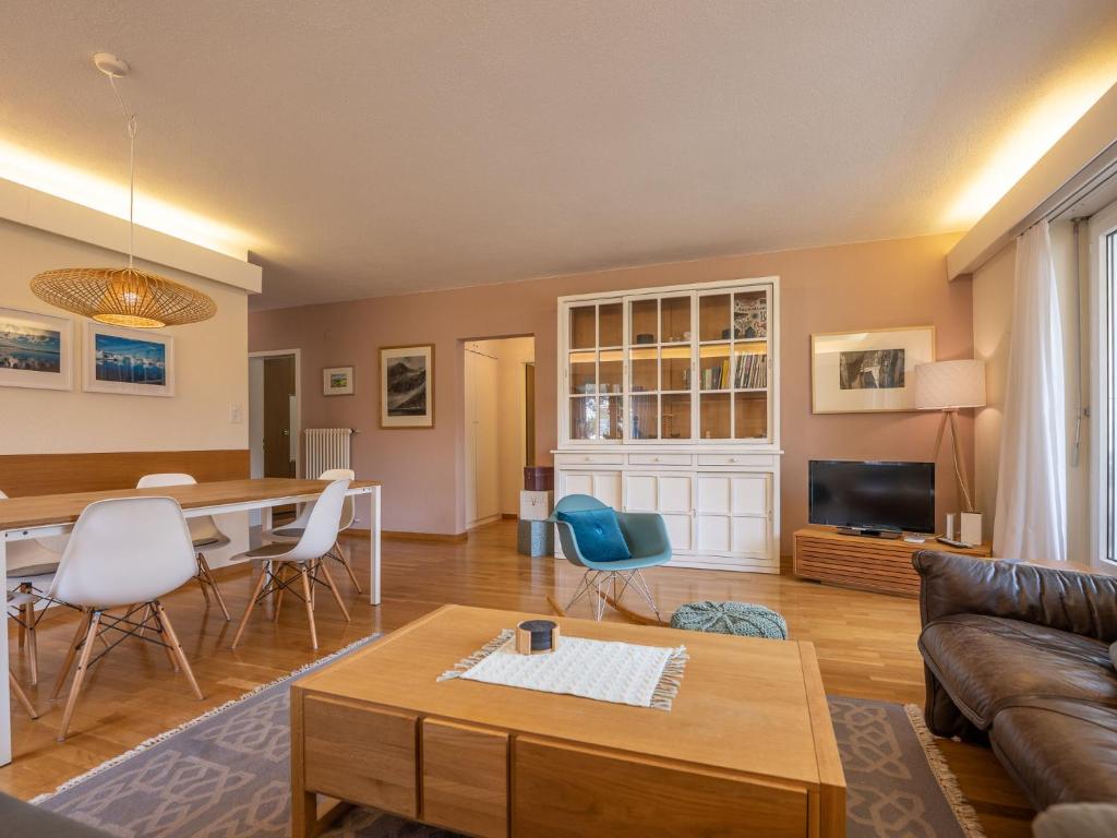 ein Wohnzimmer mit einem Sofa und einem Tisch in der Unterkunft Apartment Chesa Daniela B - Anita by Interhome in St. Moritz