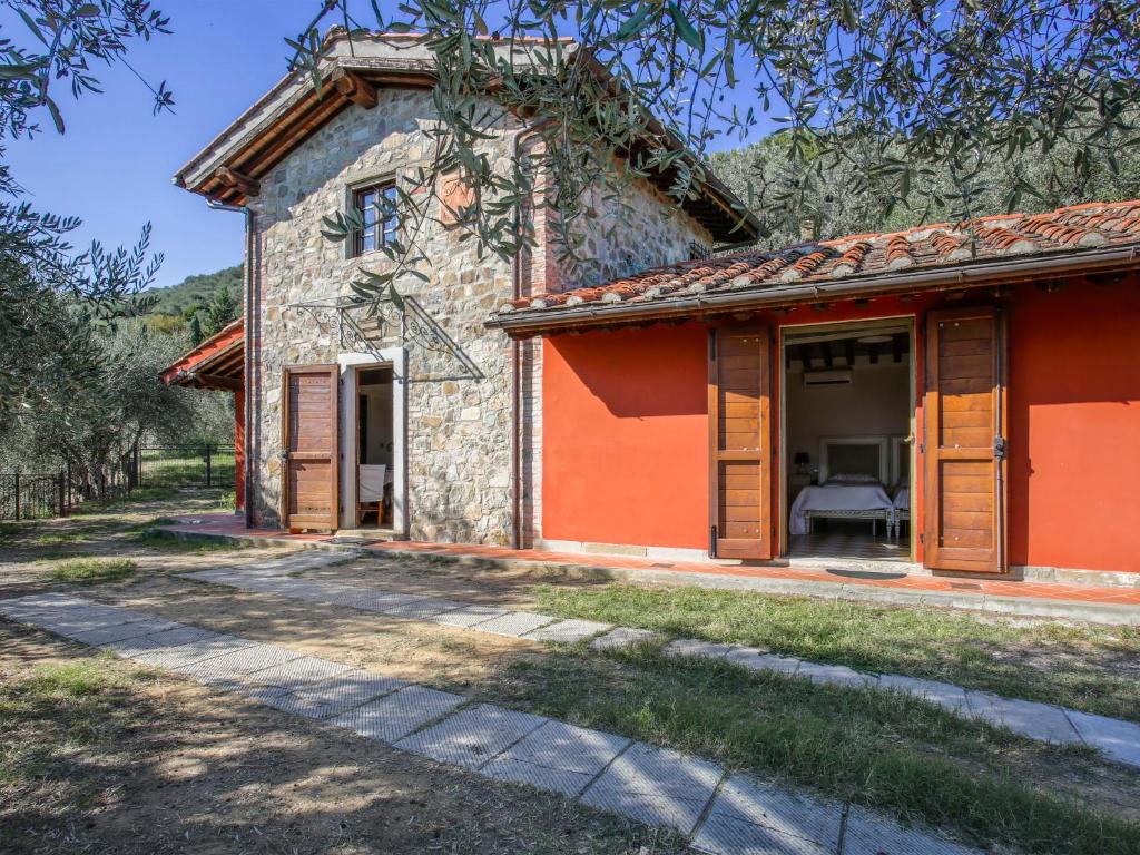 una vista esterna di una casa in pietra arancione di Holiday Home Iacopo by Interhome a Pieve a Nievole