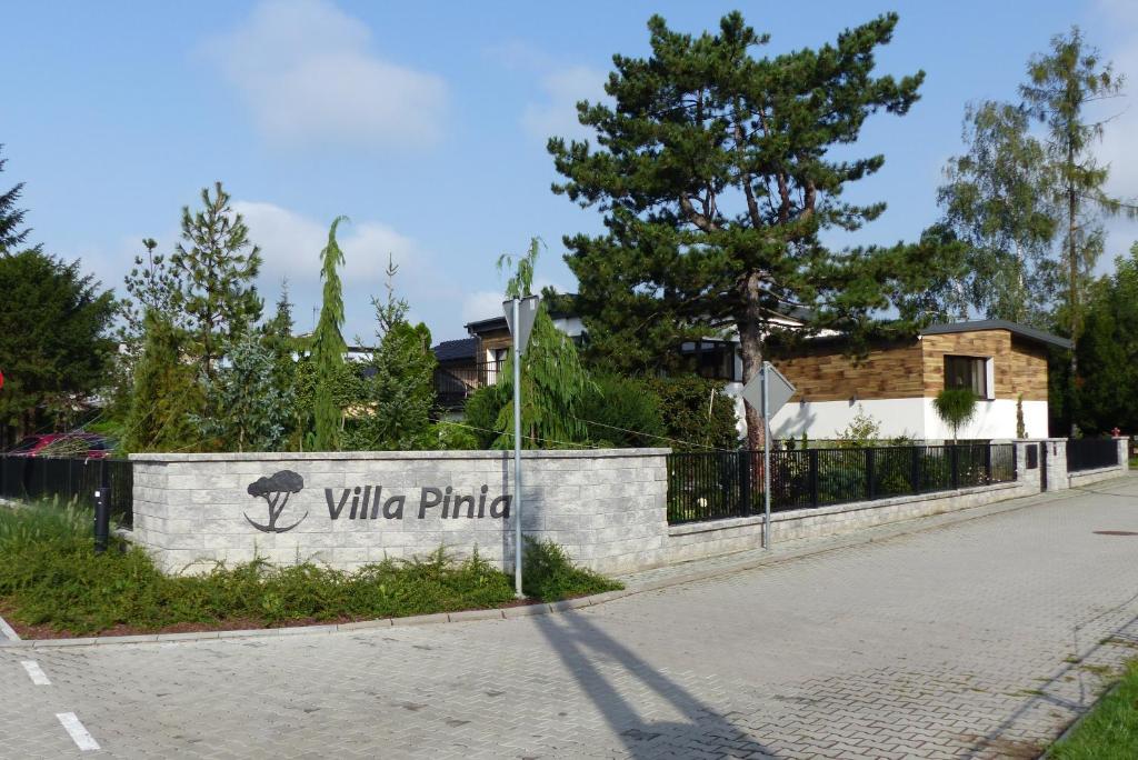 un panneau indiquant un pilier de villaille sur un mur dans l'établissement Villa Pinia, à Goczałkowice-Zdrój