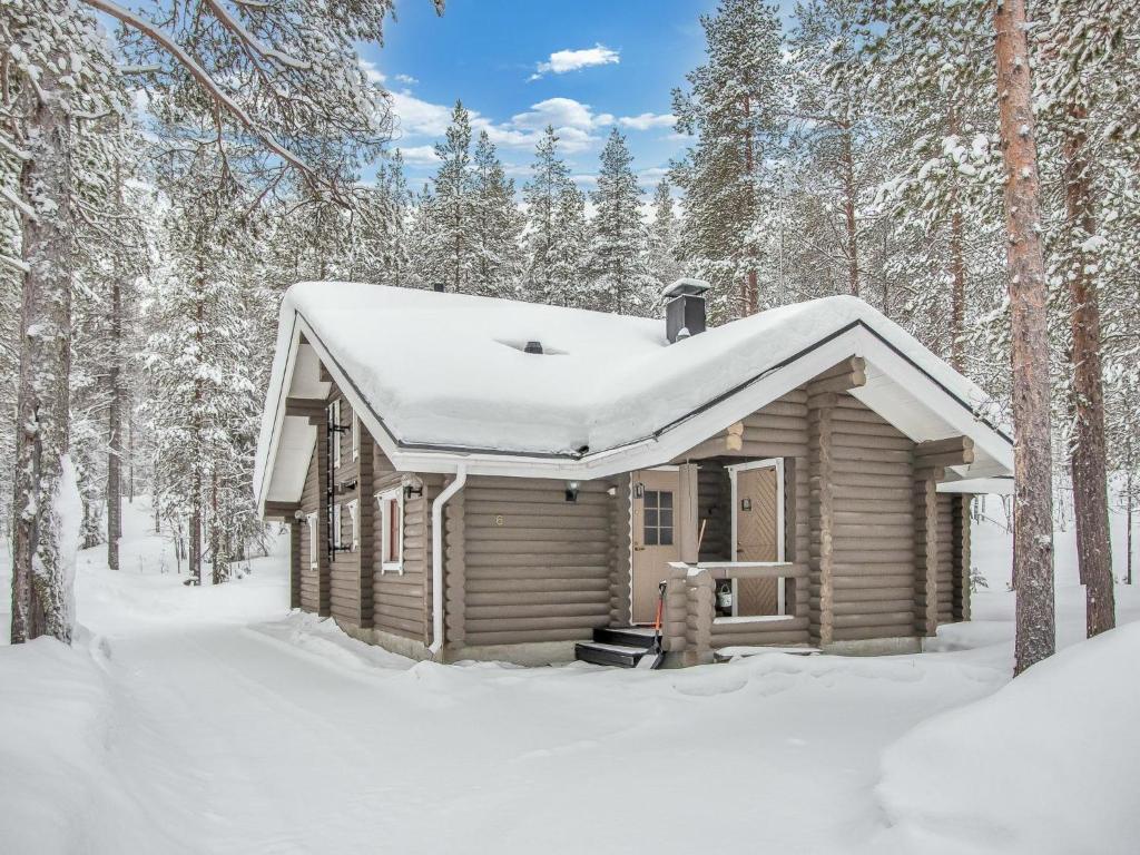 ユッラスヤルヴィにあるHoliday Home Yllästys 6 by Interhomeの木造の屋根の上に雪が積もった木造の小屋