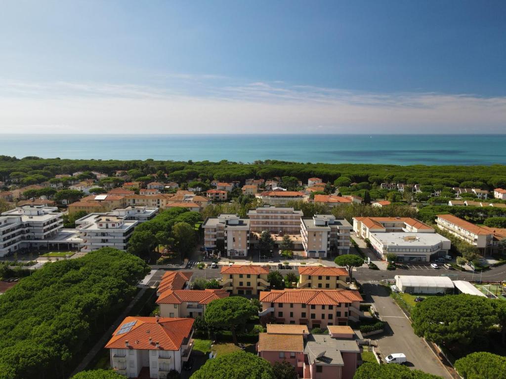 Una vista aérea de una ciudad con edificios y el océano. en Apartment Palazzeta IV by Interhome, en La Cinquantina