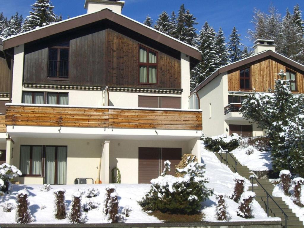 ein großes Haus mit Schnee auf dem Boden in der Unterkunft Apartment La Schmetta 11 by Interhome in Lenzerheide