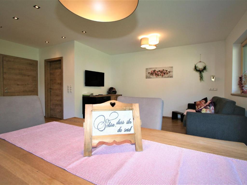 TV a/nebo společenská místnost v ubytování Apartment Apart Jasmin by Interhome