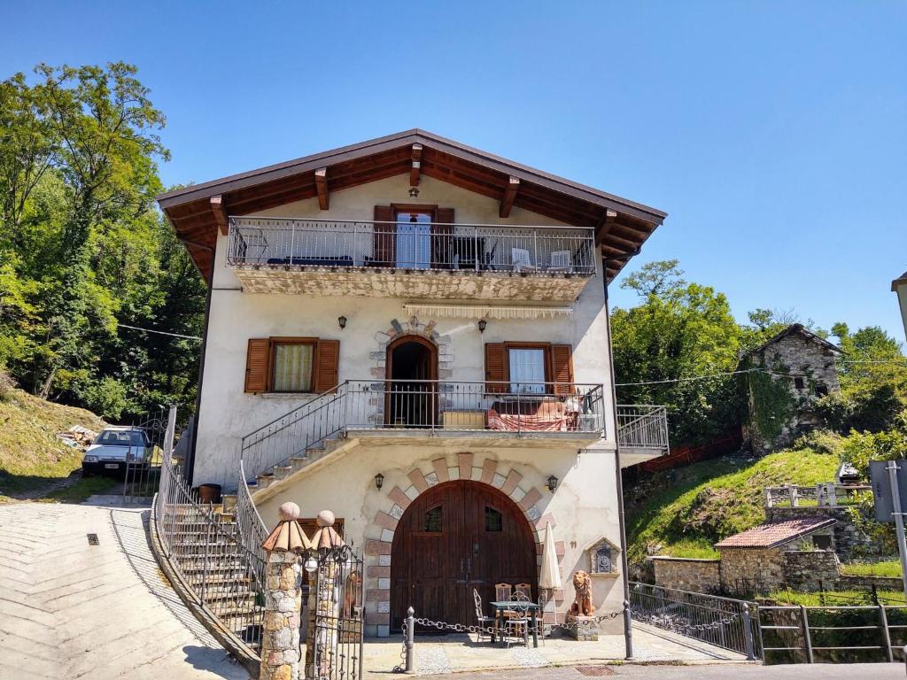 Großes Haus mit Balkon und Tür in der Unterkunft Apartment Il Castello-2 by Interhome in Albonico