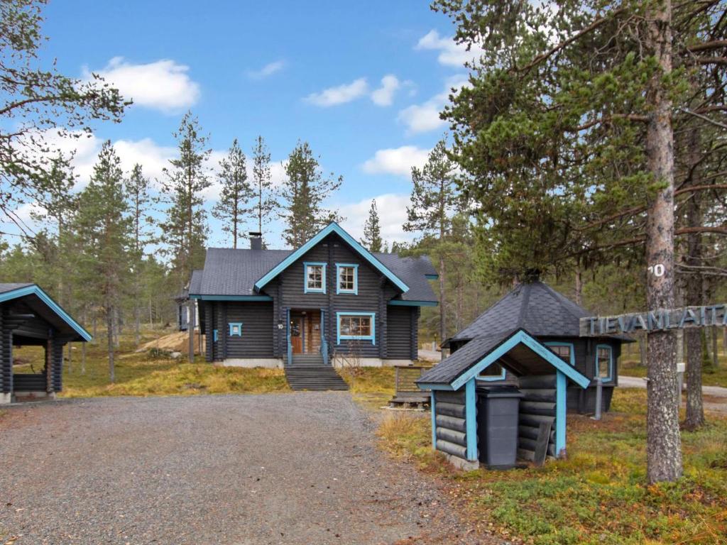 una casa en el bosque con entrada en Holiday Home Tievanlaita 10 by Interhome en Äkäslompolo