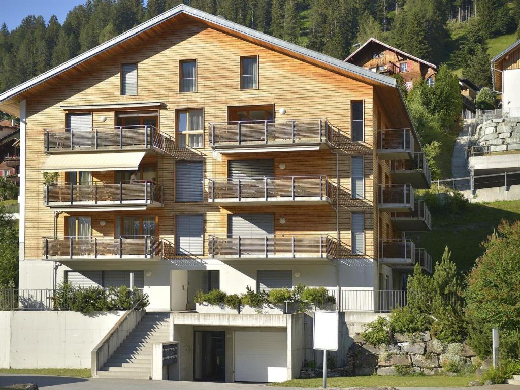 un gran edificio de apartamentos con balcones en una montaña en Apartment Raber by Interhome en Churwalden