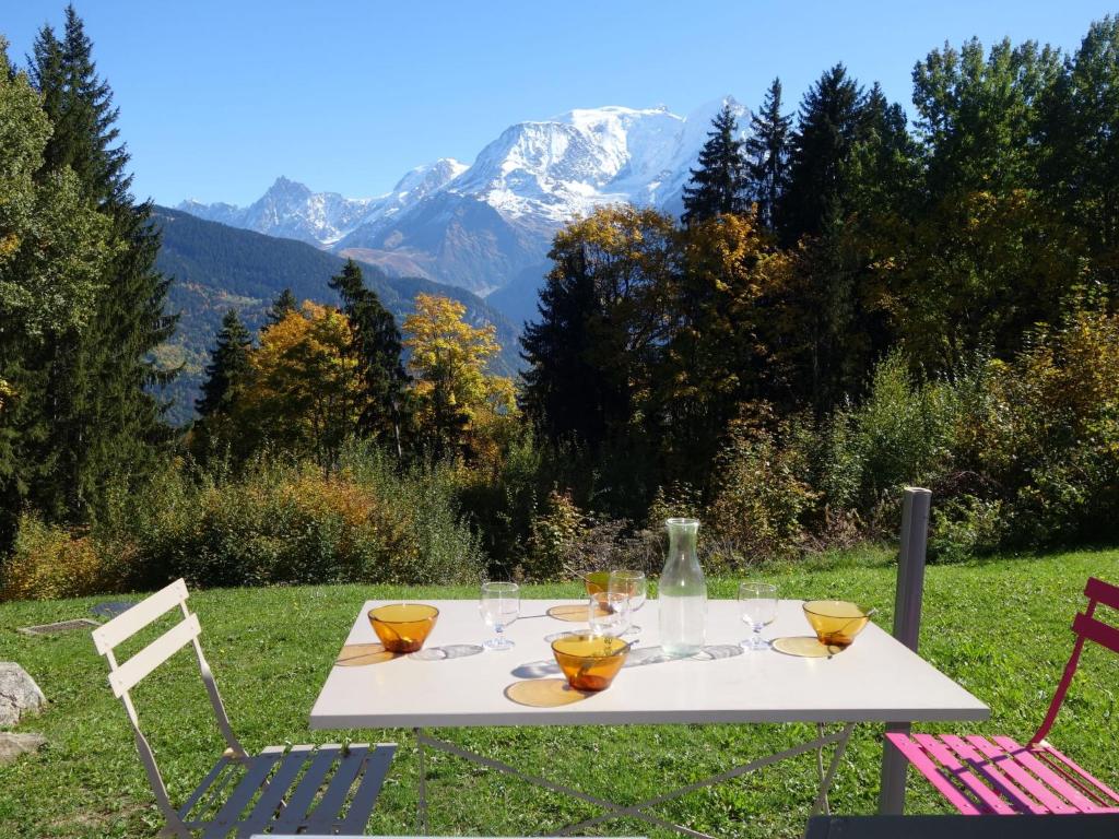 - une table avec des verres à vin et une montagne dans l'établissement Studio Le Taguy by Interhome, à Mémontel