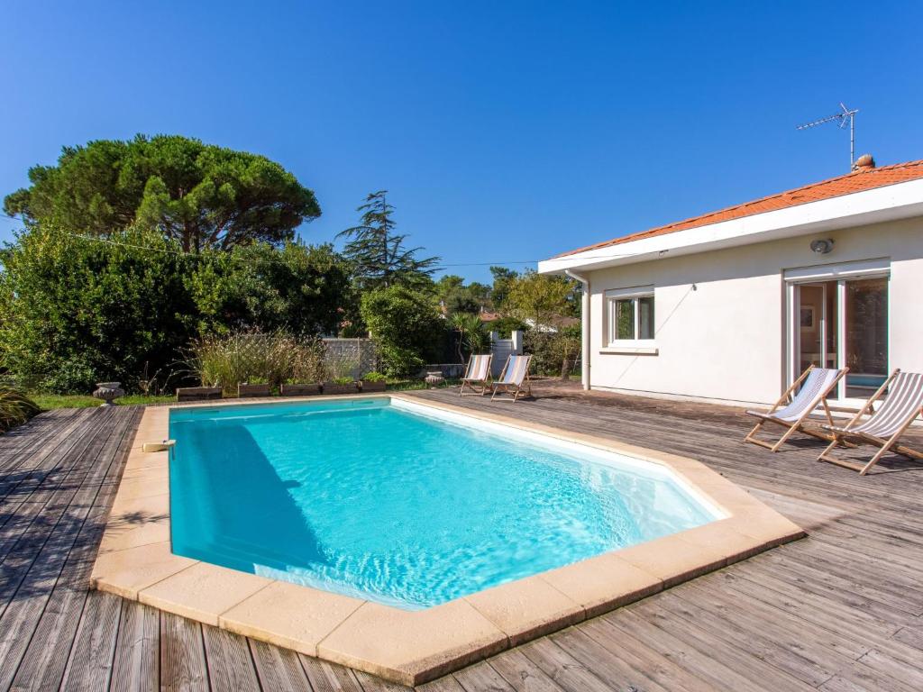 einen Pool auf einer Terrasse neben einem Haus in der Unterkunft Holiday Home Ile de france by Interhome in Labenne