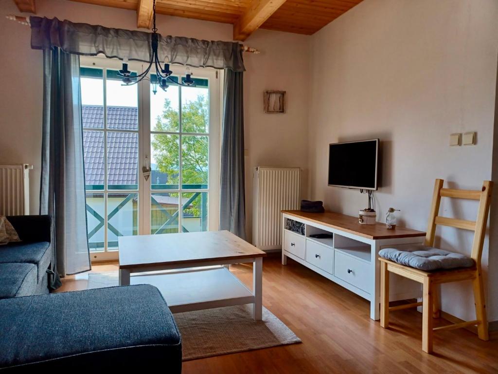 salon z kanapą i telewizorem w obiekcie Holiday Home Holiday Hill 47 by Interhome w mieście Lauterwasser
