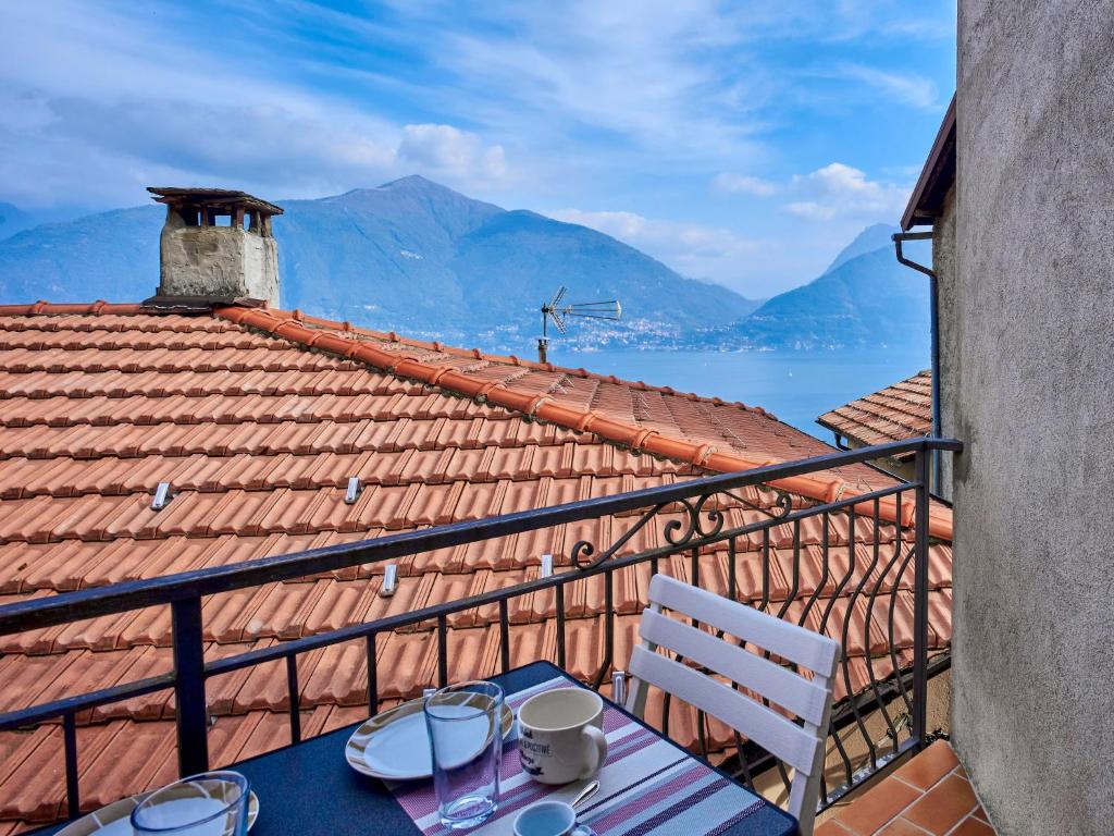 ein Tisch und Stühle auf einem Balkon mit Blick auf das Meer in der Unterkunft Apartment Ca' Pia by Interhome in San Siro