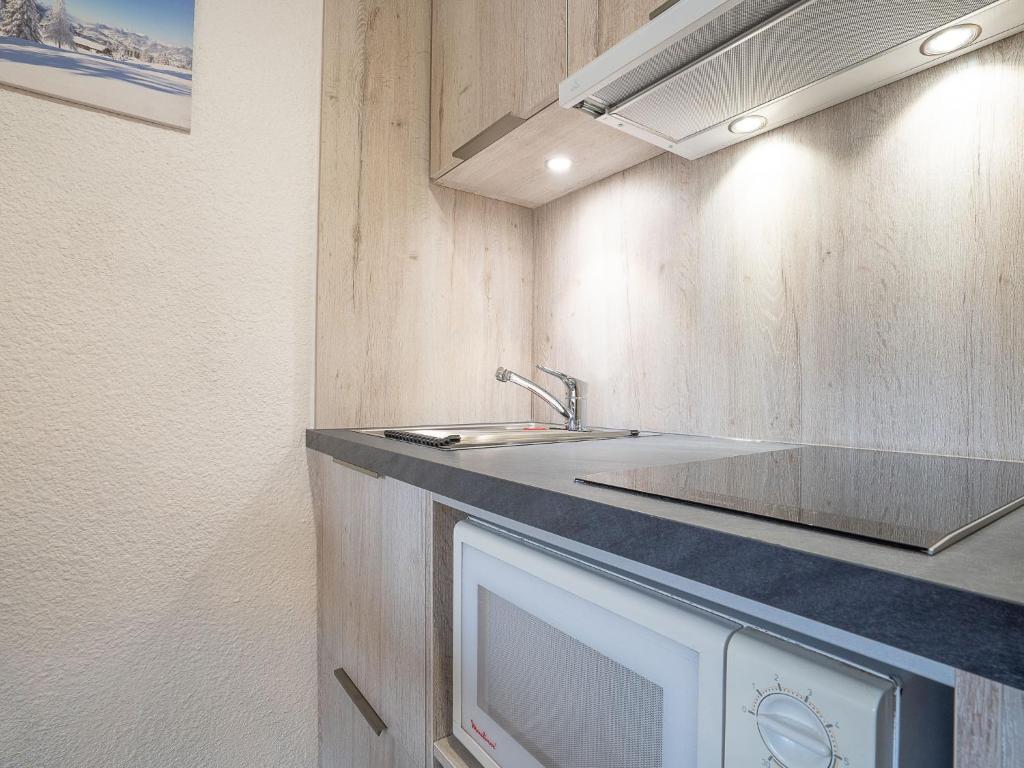 Kuchyň nebo kuchyňský kout v ubytování Studio Asters 314 Bâtiment A1 by Interhome