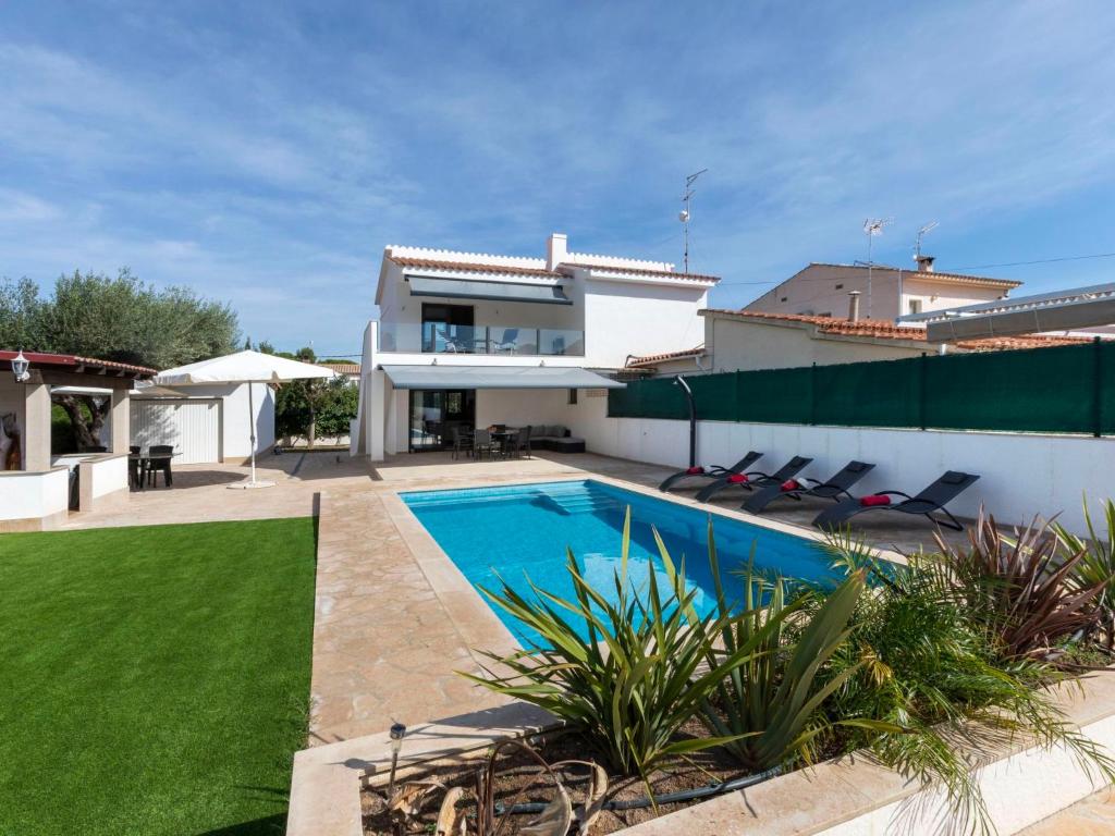 uma casa com piscina num quintal em Villa Isabel by Interhome em L'Ametlla de Mar