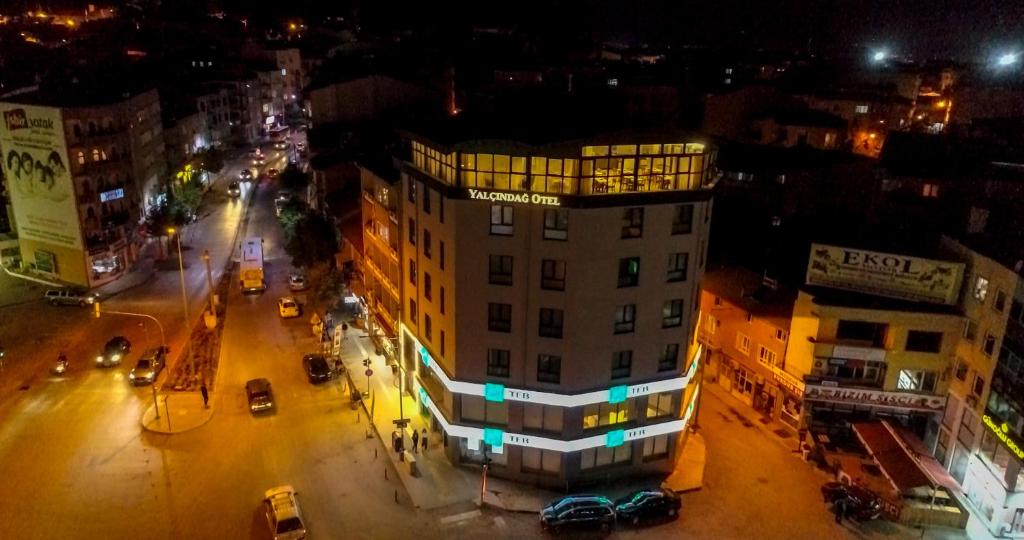 un bâtiment situé dans une rue de la ville la nuit dans l'établissement Yalçındağ Otel Burdur, à Burdur