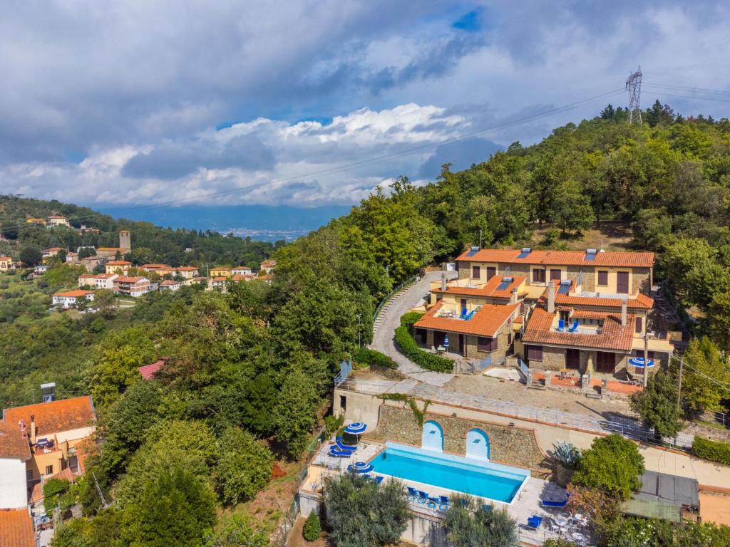 een luchtzicht op een huis met een zwembad bij Apartment Dalia by Interhome in Lamporecchio