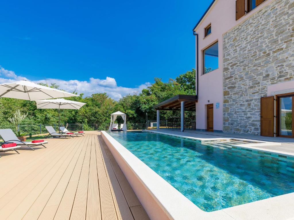 Bazén v ubytovaní Holiday Home Villa Julia by Interhome alebo v jeho blízkosti
