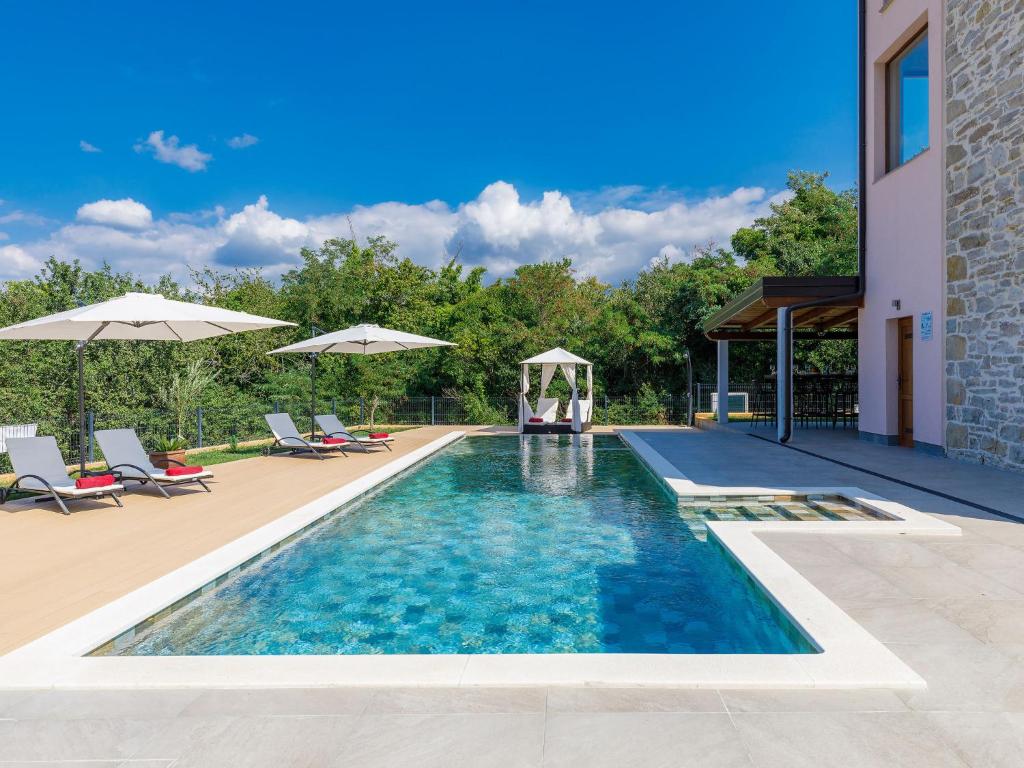 Bazén v ubytovaní Holiday Home Villa Julia by Interhome alebo v jeho blízkosti