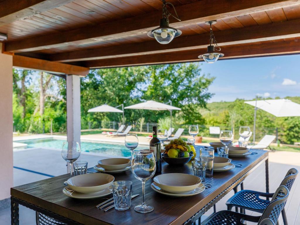 Bazén v ubytovaní Holiday Home Villa Julia by Interhome alebo v jeho blízkosti