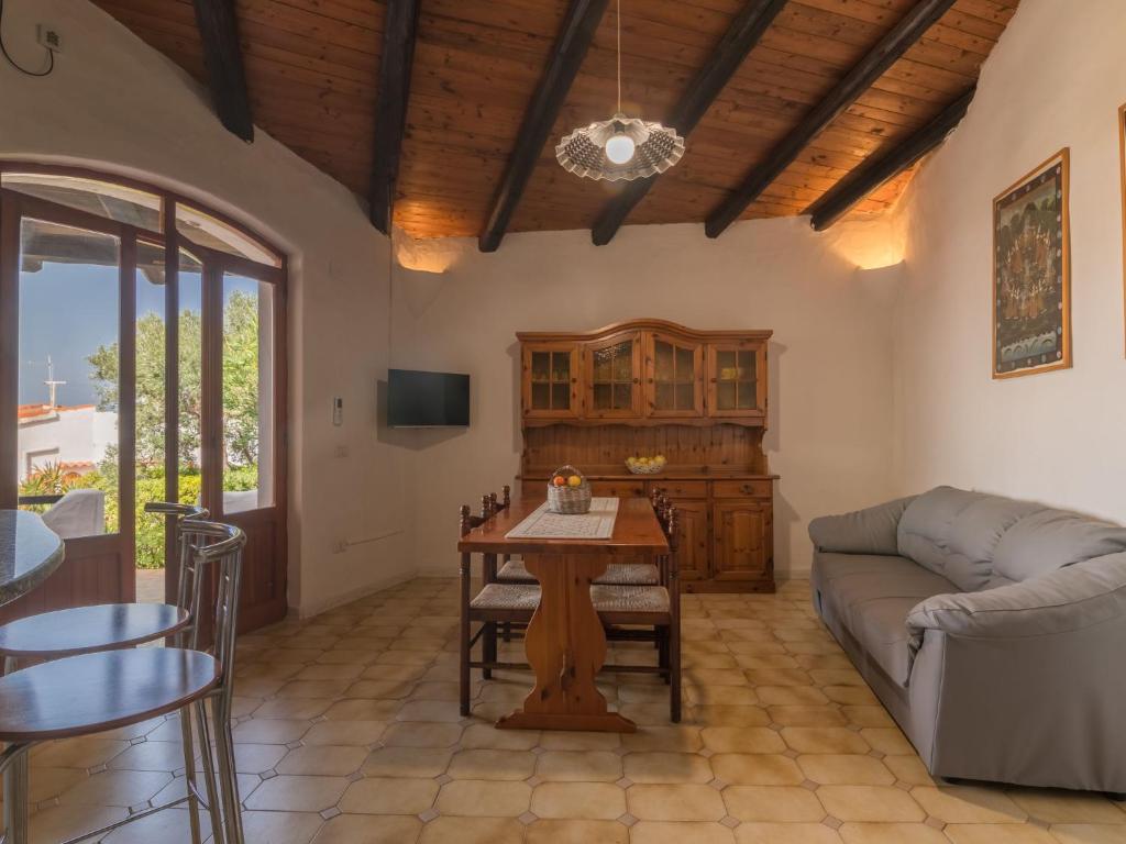 Televízia a/alebo spoločenská miestnosť v ubytovaní Holiday Home A 2 by Interhome