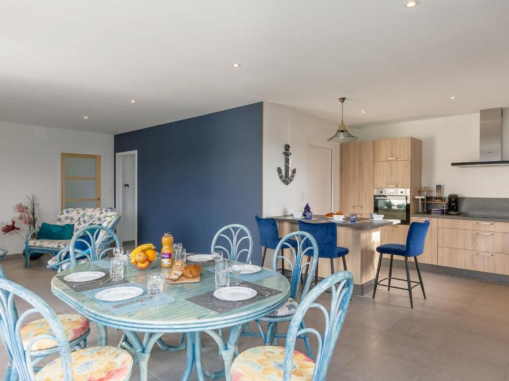 une salle à manger et une cuisine avec une table et des chaises dans l'établissement Holiday Home Villa Kerlina by Interhome, à Cléder